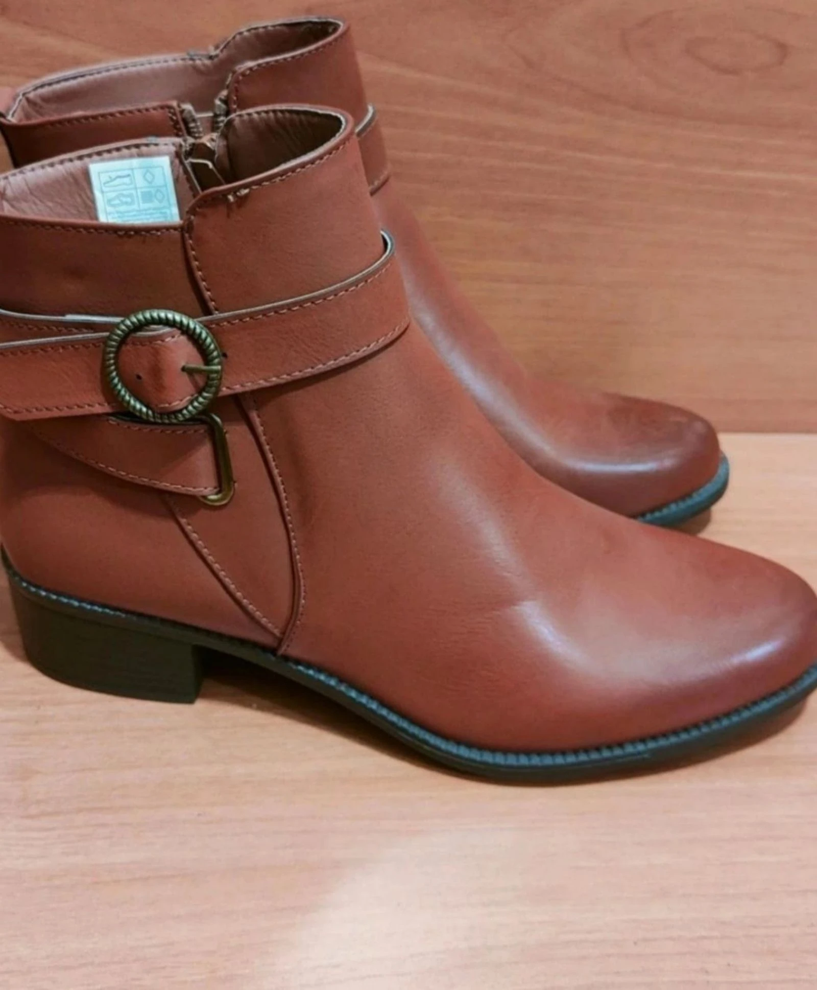 Botines planos de color marrón talla 41